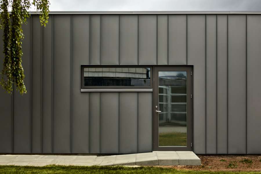 Durable steel profiles house physiotherapists who keep you strong, Ranunkelvej 11A, 6900 Skjern, Denmark